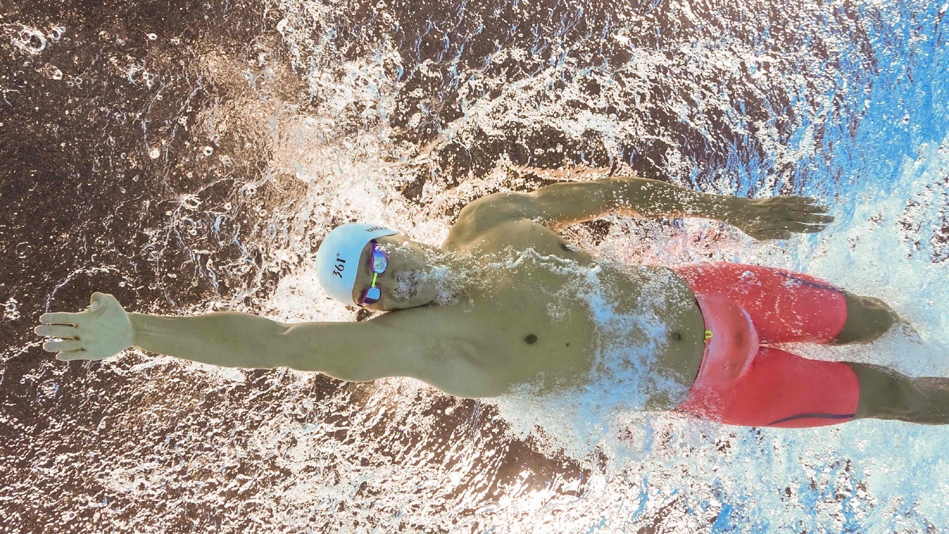 以足球为主题的社区文化建设步伐加快，增强邻里关系，以足球文化为主题的绘画